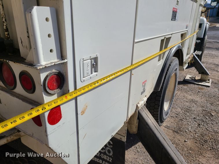 image for item IF9286 2005 International 7400  digger derrick truck