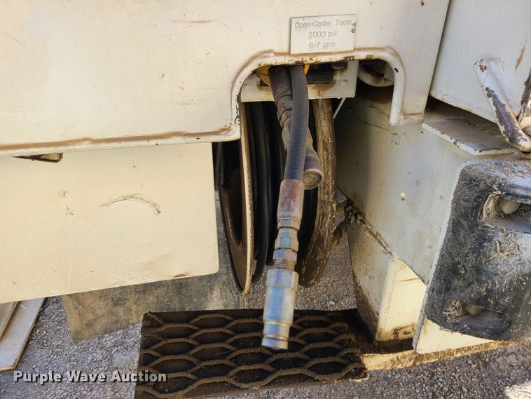 image for item IF9286 2005 International 7400  digger derrick truck