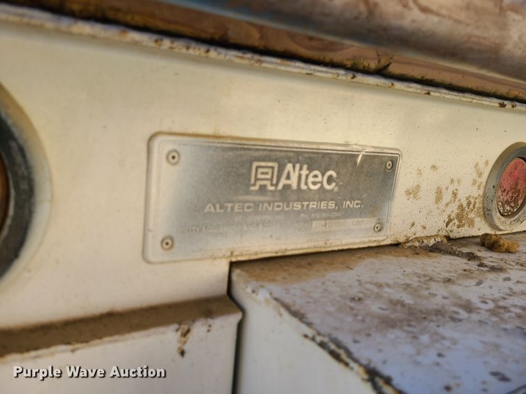 image for item IF9286 2005 International 7400  digger derrick truck