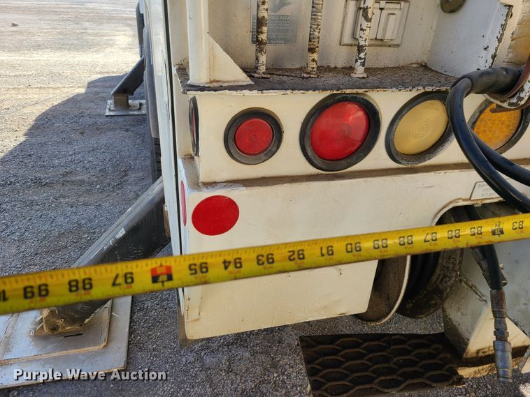 image for item IF9286 2005 International 7400  digger derrick truck