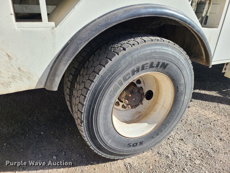 image for item IF9286 2005 International 7400  digger derrick truck