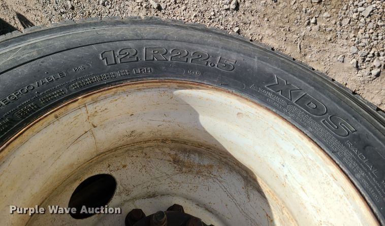 image for item IF9286 2005 International 7400  digger derrick truck