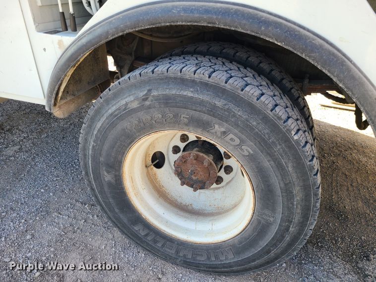 image for item IF9286 2005 International 7400  digger derrick truck