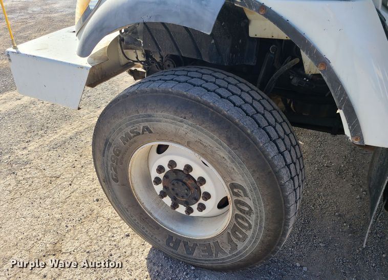 image for item IF9286 2005 International 7400  digger derrick truck