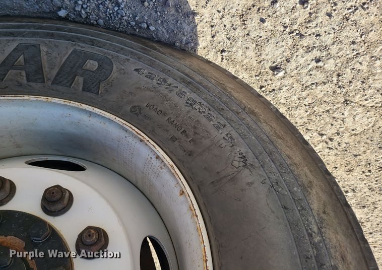 image for item IF9286 2005 International 7400  digger derrick truck