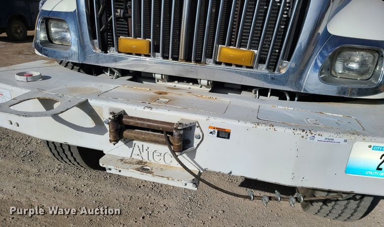 image for item IF9286 2005 International 7400  digger derrick truck