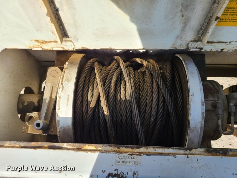 image for item IF9286 2005 International 7400  digger derrick truck