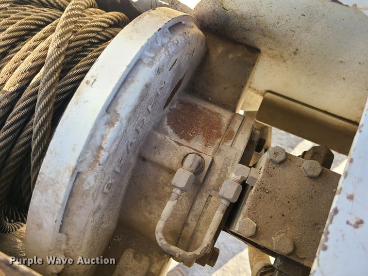 image for item IF9286 2005 International 7400  digger derrick truck