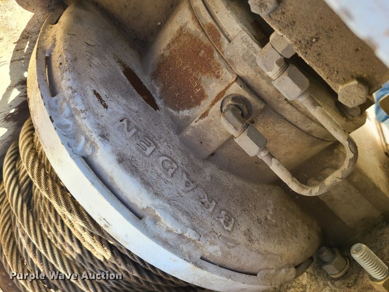 image for item IF9286 2005 International 7400  digger derrick truck