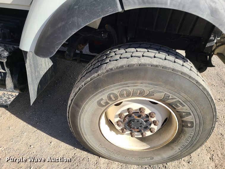 image for item IF9286 2005 International 7400  digger derrick truck