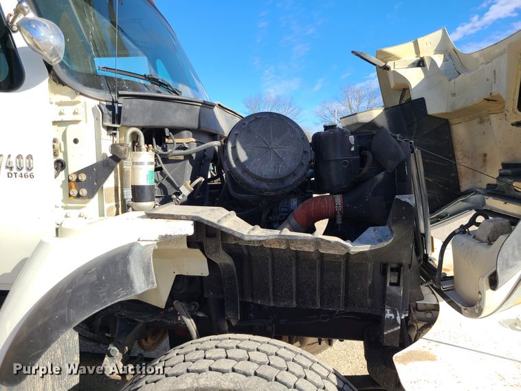 image for item IF9286 2005 International 7400  digger derrick truck