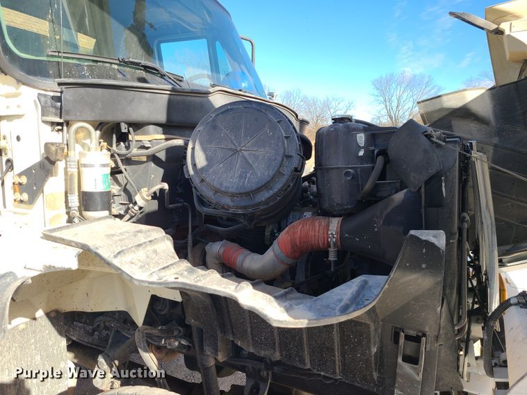 image for item IF9286 2005 International 7400  digger derrick truck