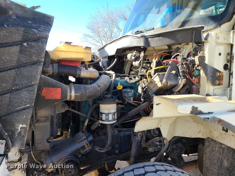 image for item IF9286 2005 International 7400  digger derrick truck