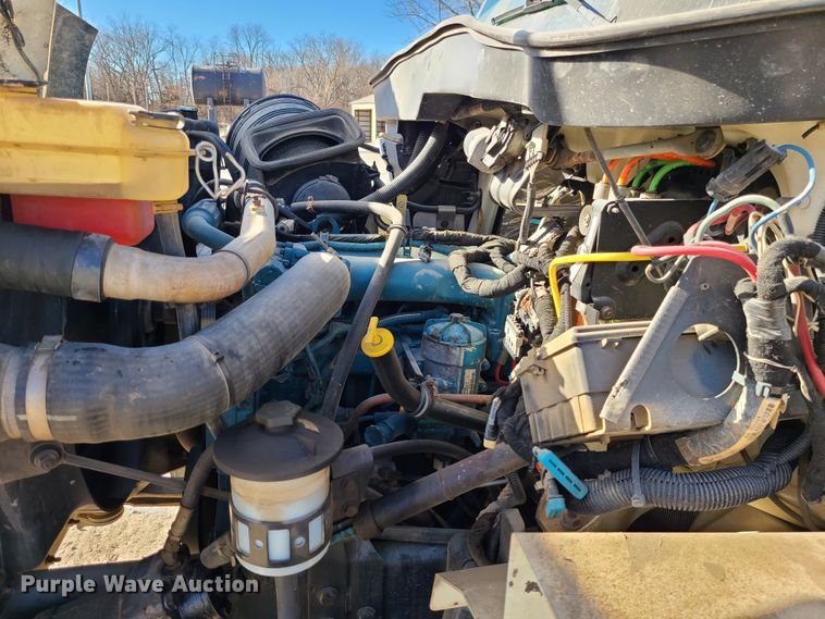 image for item IF9286 2005 International 7400  digger derrick truck