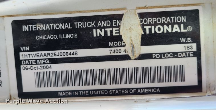 image for item IF9286 2005 International 7400  digger derrick truck