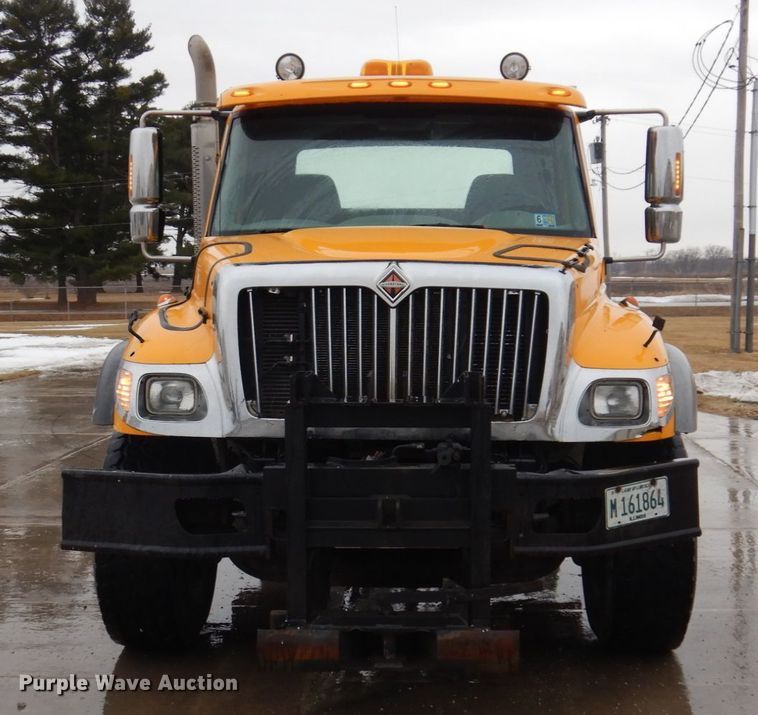 image for item IM9746 2007 International 7500  truck cab and chassis