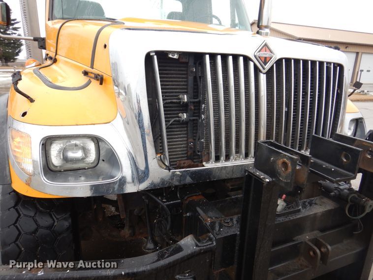 image for item IM9746 2007 International 7500  truck cab and chassis