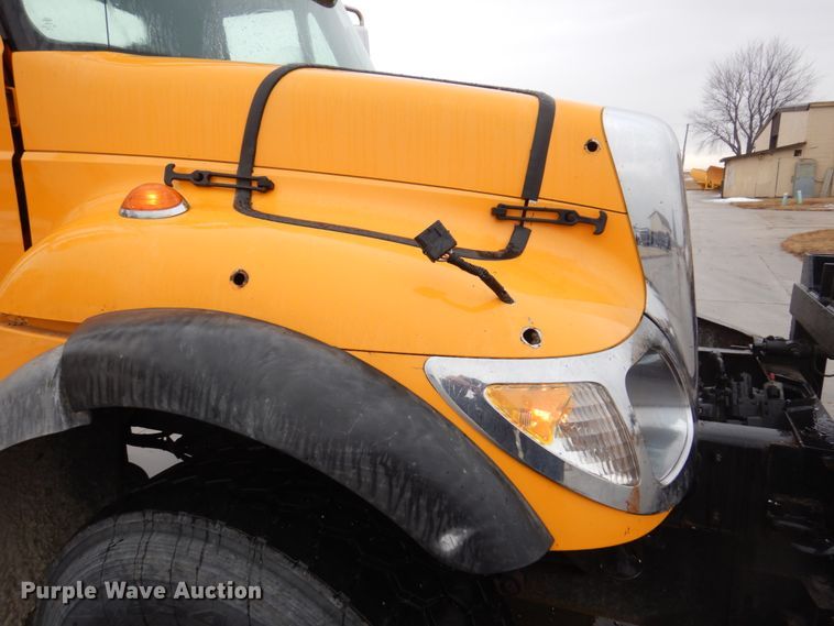 image for item IM9746 2007 International 7500  truck cab and chassis