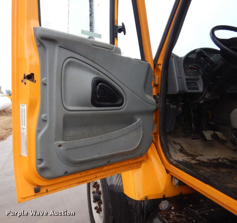 image for item IM9746 2007 International 7500  truck cab and chassis
