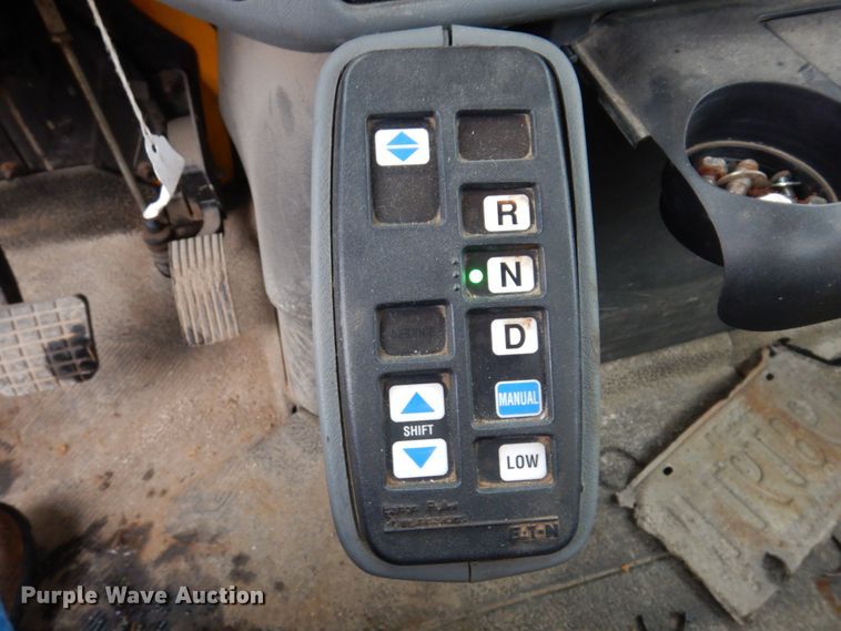 image for item IM9746 2007 International 7500  truck cab and chassis