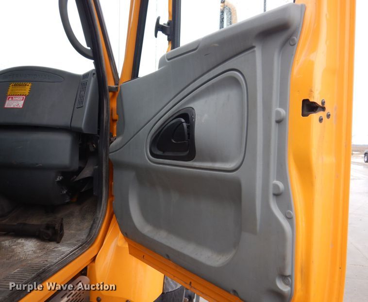 image for item IM9746 2007 International 7500  truck cab and chassis