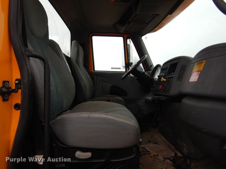 image for item IM9746 2007 International 7500  truck cab and chassis