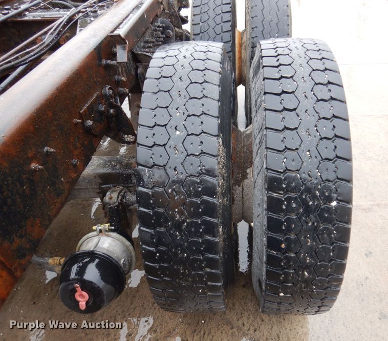 image for item IM9746 2007 International 7500  truck cab and chassis