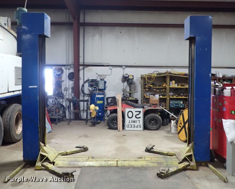 image for item IV9477 Gilbarco  automotive lift