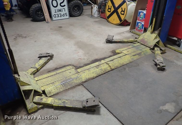 image for item IV9477 Gilbarco  automotive lift