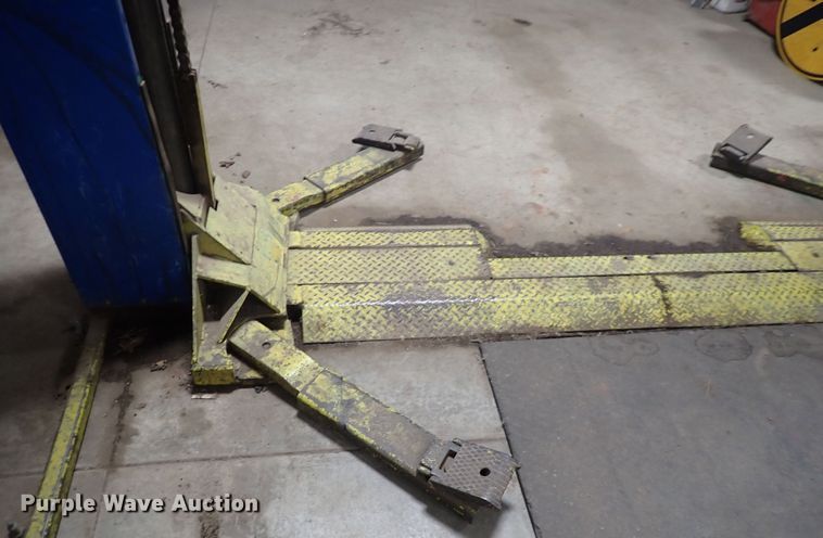 image for item IV9477 Gilbarco  automotive lift