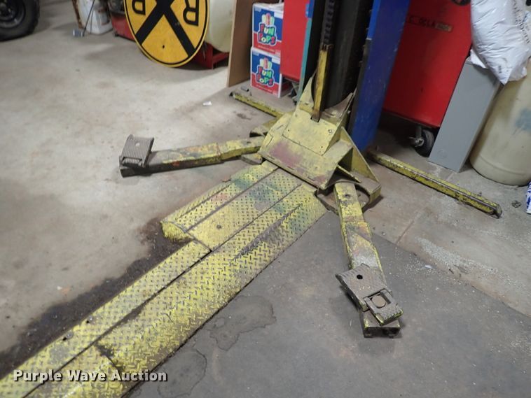 image for item IV9477 Gilbarco  automotive lift