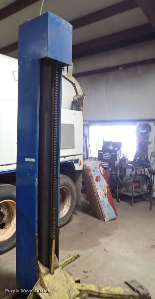 image for item IV9477 Gilbarco  automotive lift