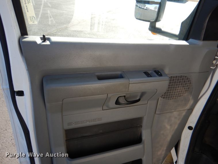 image for item JD9436 2013 Ford E450 Super Duty  shuttle bus