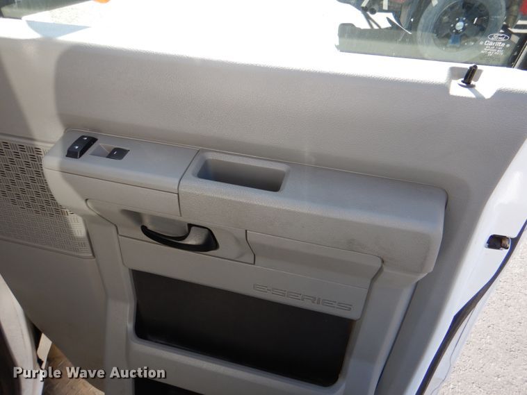 image for item JD9436 2013 Ford E450 Super Duty  shuttle bus