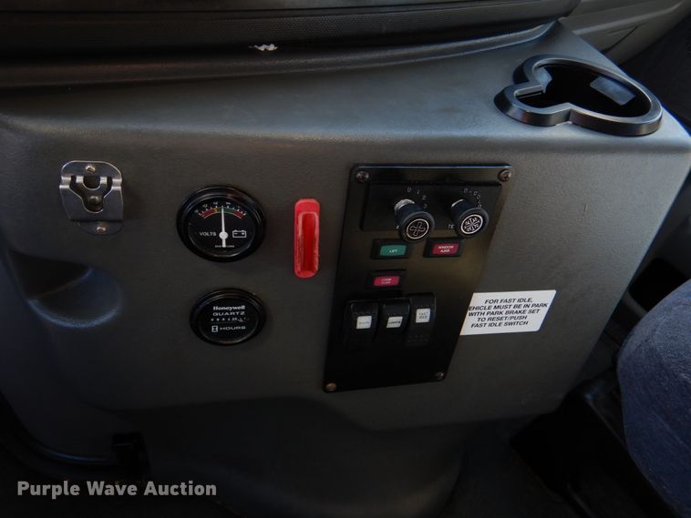 image for item JD9437 2014 Ford E450  shuttle bus