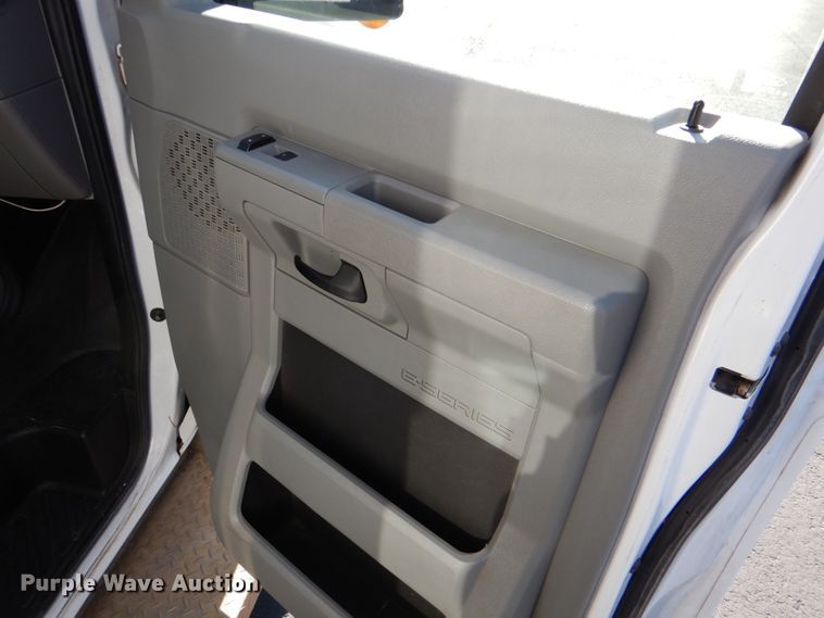 image for item JD9437 2014 Ford E450  shuttle bus