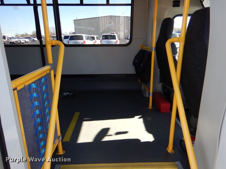 image for item JD9437 2014 Ford E450  shuttle bus