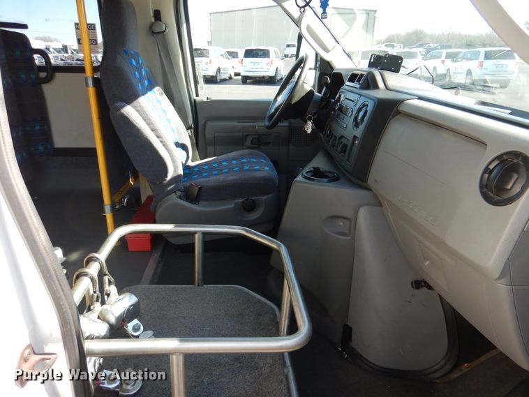 image for item JD9438 2014 Ford E450  shuttle bus