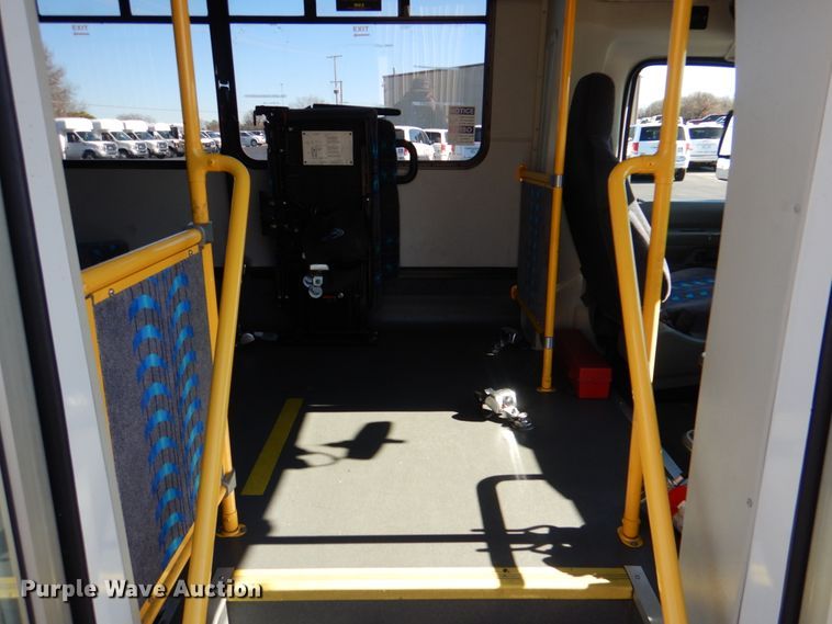 image for item JD9438 2014 Ford E450  shuttle bus