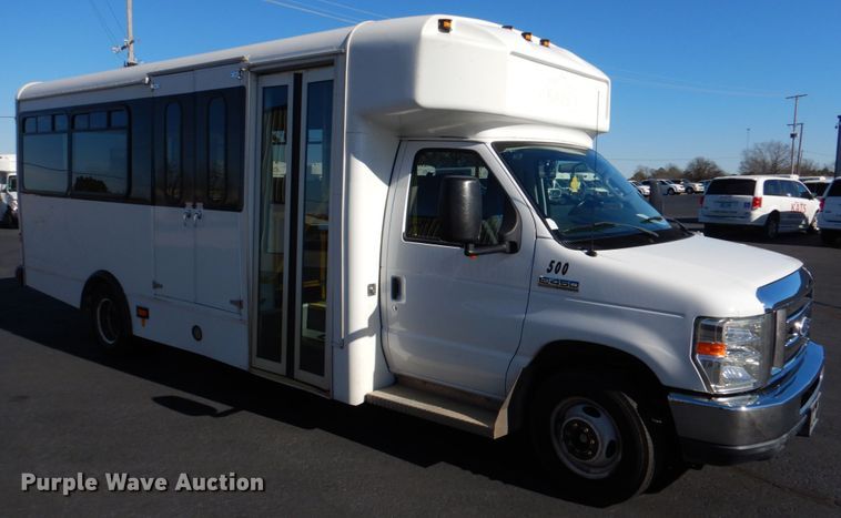 image for item JD9439 2014 Ford E450  shuttle bus