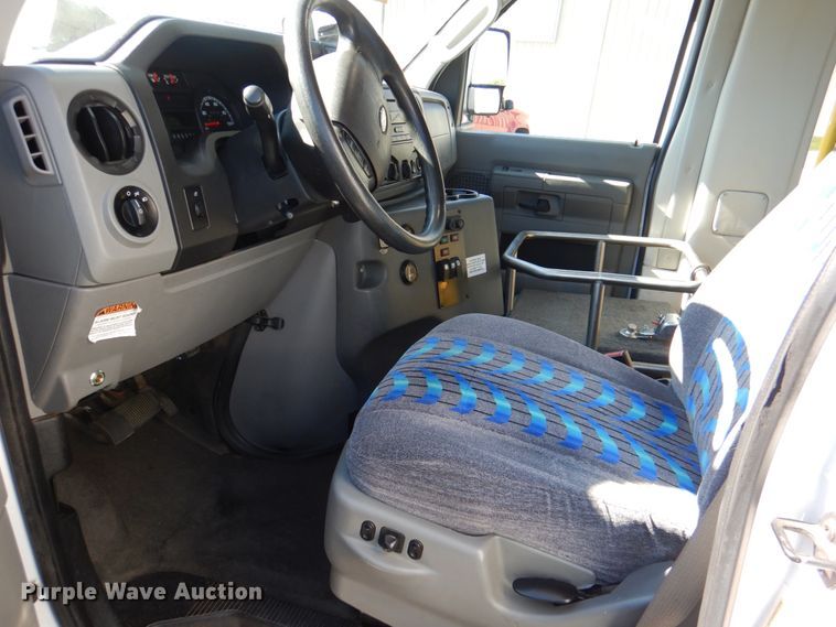 image for item JD9439 2014 Ford E450  shuttle bus