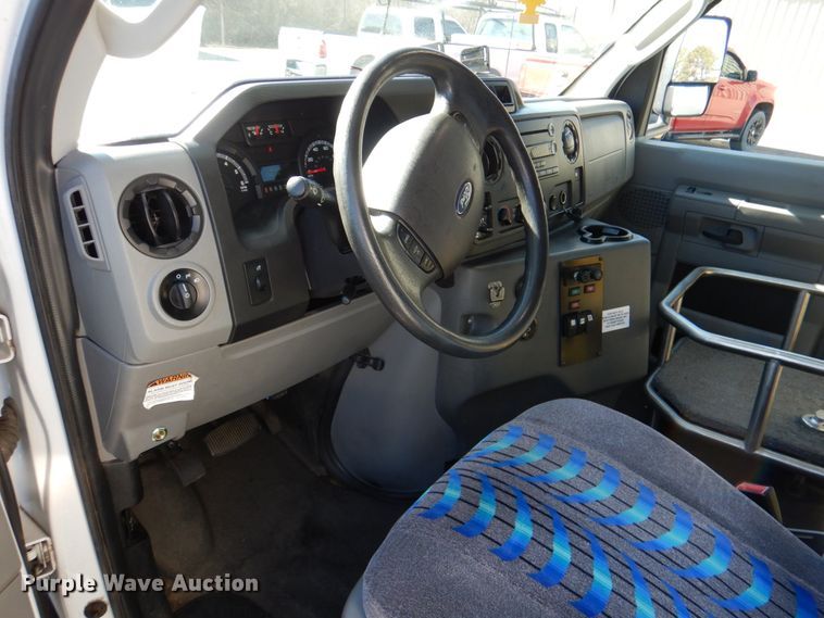 image for item JD9439 2014 Ford E450  shuttle bus