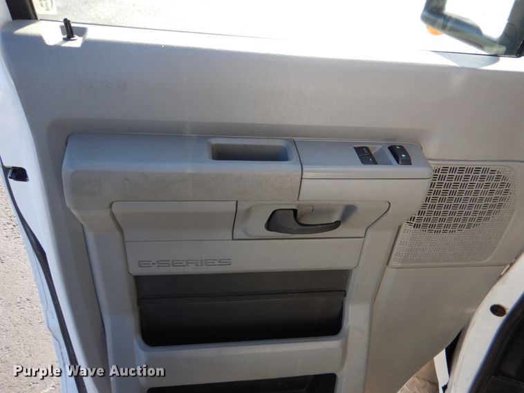 image for item JD9439 2014 Ford E450  shuttle bus