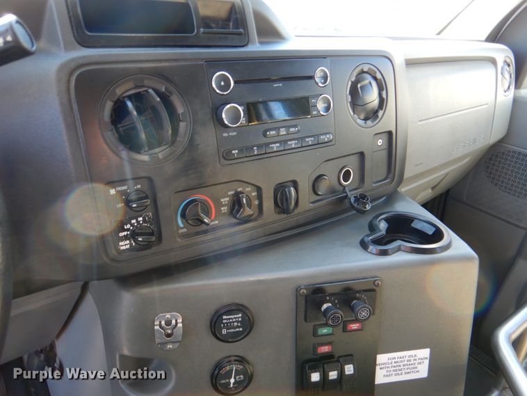 image for item JD9439 2014 Ford E450  shuttle bus