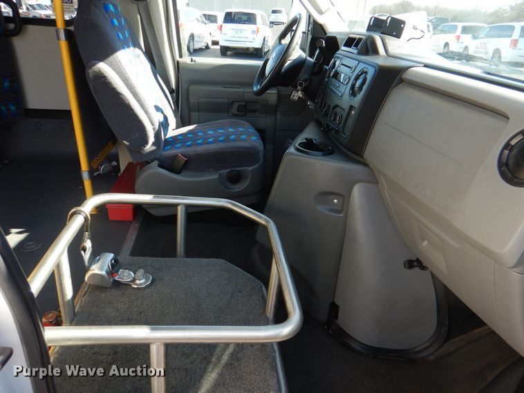 image for item JD9439 2014 Ford E450  shuttle bus