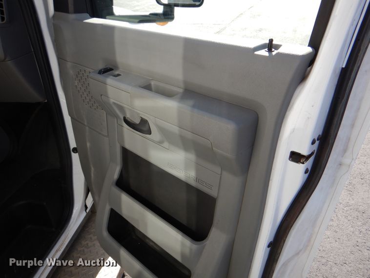 image for item JD9439 2014 Ford E450  shuttle bus