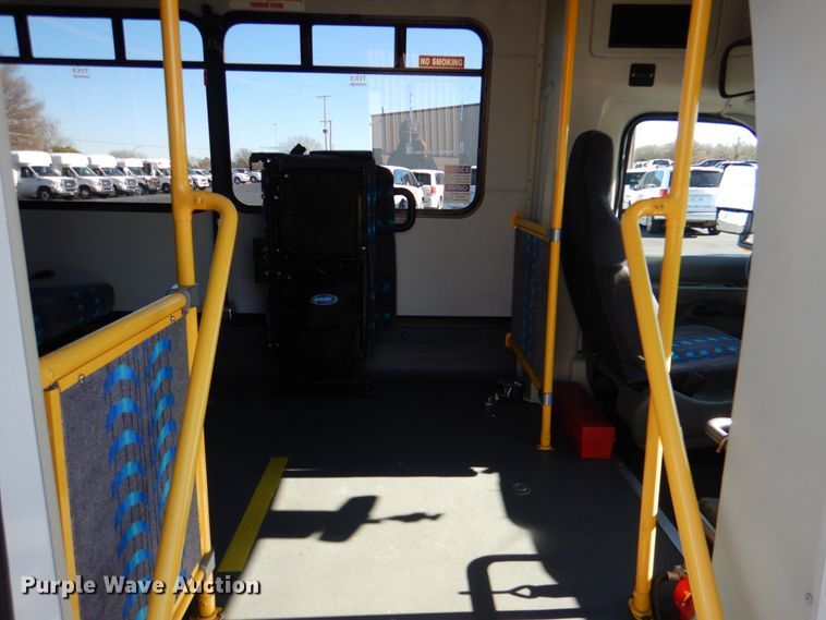 image for item JD9439 2014 Ford E450  shuttle bus