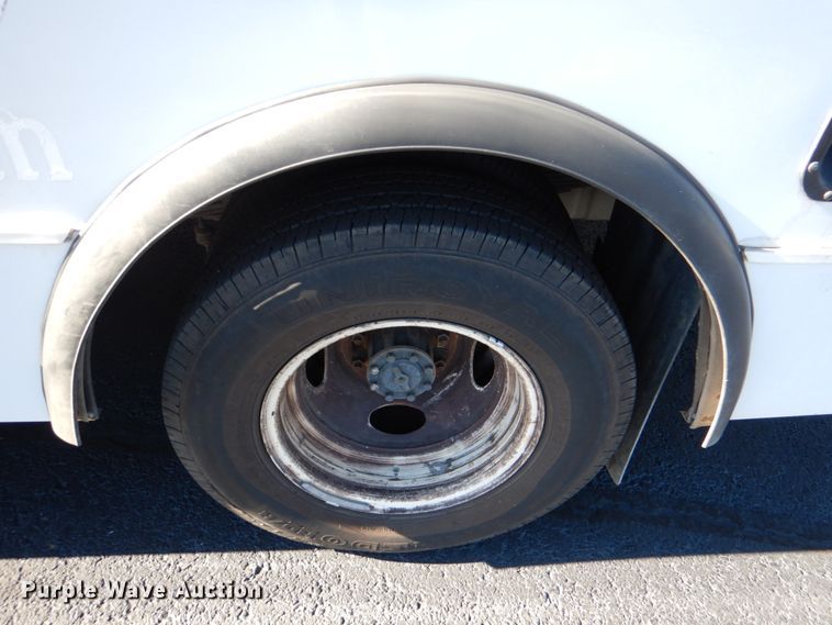 image for item JD9439 2014 Ford E450  shuttle bus