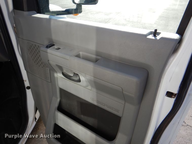 image for item JD9440 2011 Ford E450  shuttle bus