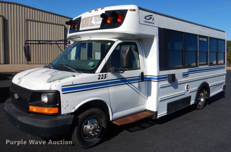 image for item JD9441 2006 Chevrolet Express G3500  shuttle bus